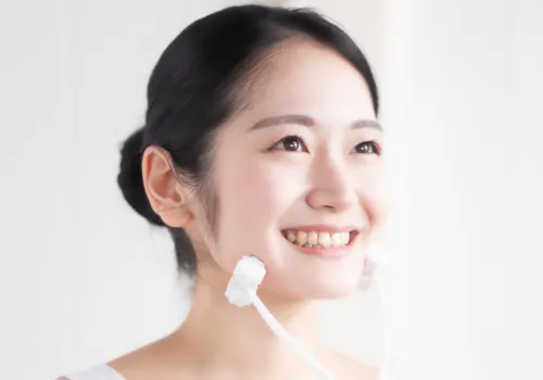 美顔ローラーを使う女性