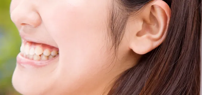 歯を食いしばる女性