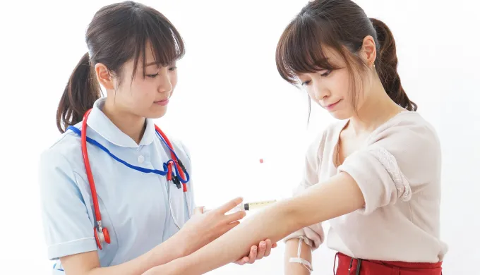 注射される女性