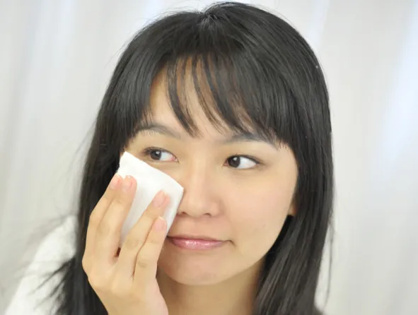 オイリー肌の女性