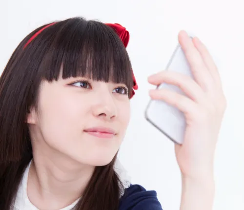 スマホを見る女性