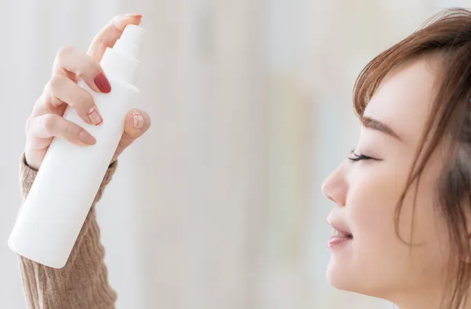 化粧水をつける女性