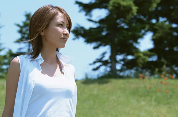 日差しの下にいる女性