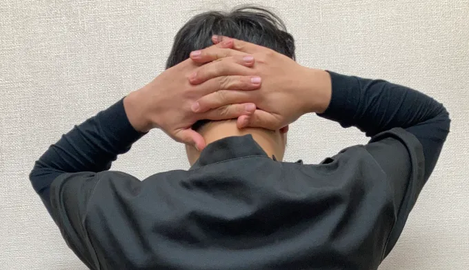 頭の後ろで手を組んでのる